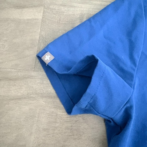 FIGS Technical Collection Size XS Blue Scrub Top. Pre-loved Condition. - Picture 4 of 7